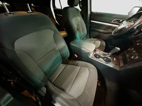 Used 2016 Ford Explorer XLT image 29