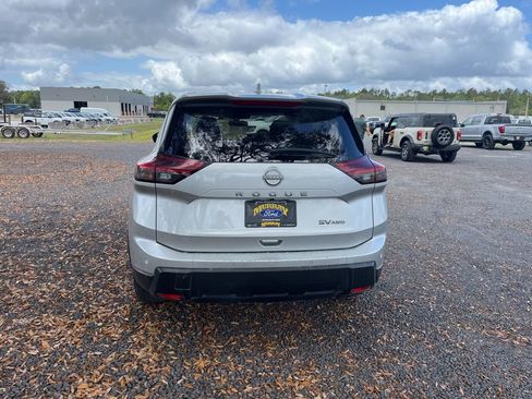 Used 2024 Nissan Rogue SV image 4