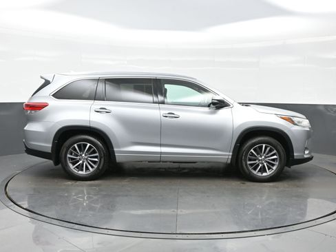 Used 2017 Toyota Highlander SE image 7