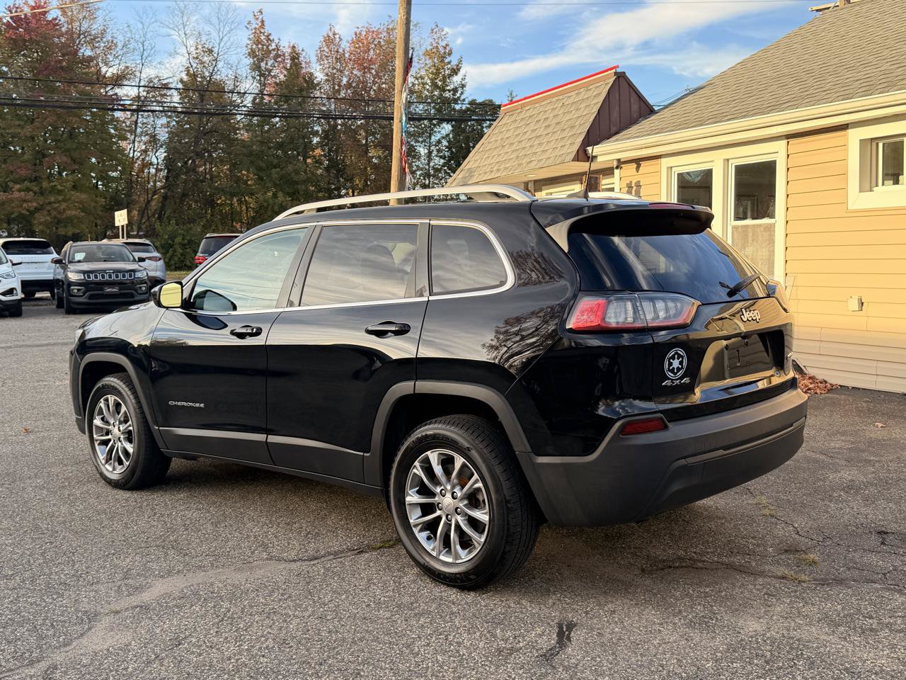 Used 2019 Jeep Cherokee Latitude Plus AWD/4WD image 4