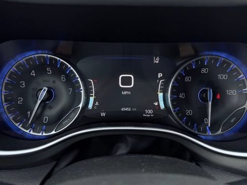 Used 2023 Chrysler Pacifica Touring-L FWD image 33