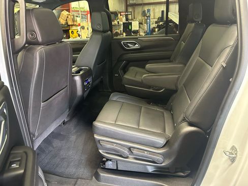 Used 2021 Chevrolet Suburban Z71 w/ Luxury Package AWD/4WD image 14