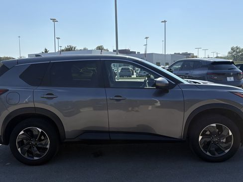 Used 2024 Nissan Rogue SV image 11