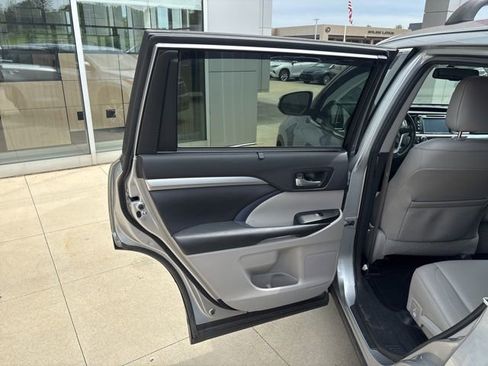 Used 2016 Toyota Highlander XLE AWD/4WD image 29