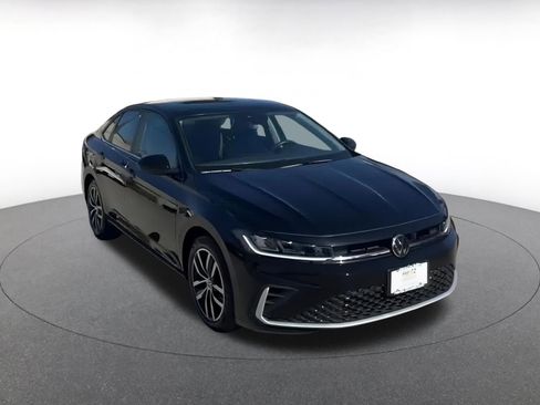 Used 2025 Volkswagen Jetta SE image 3