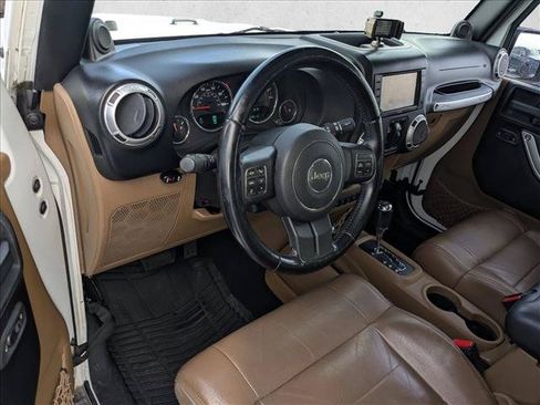 Used 2012 Jeep Wrangler Unlimited Sahara w/ Connectivity Group AWD/4WD image 9