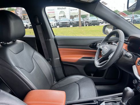 Certified 2025 Jeep Compass Limited w/ Elite Group AWD/4WD image 12