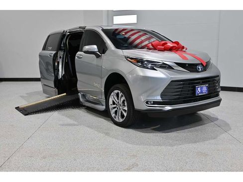Used 2024 Toyota Sienna Platinum FWD image 2