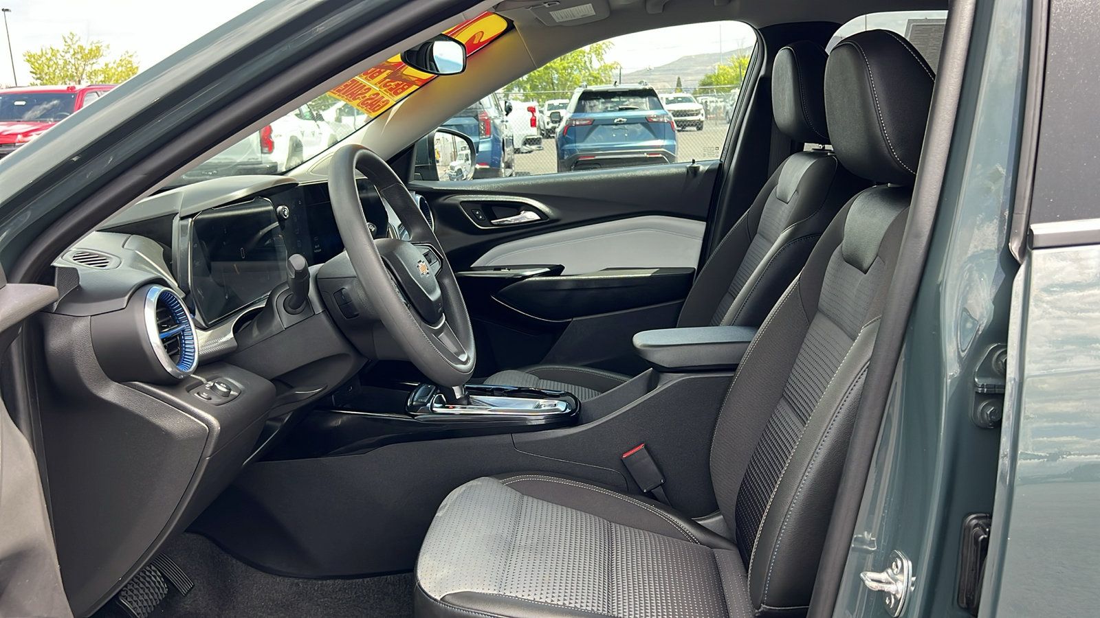 Certified 2025 Chevrolet Trax LT FWD image 29
