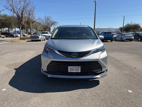 Used 2024 Toyota Sienna XLE image 8