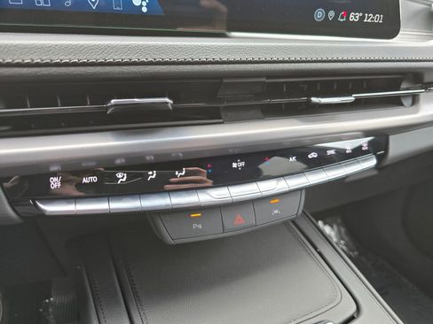 Used 2024 Cadillac XT4 Premium Luxury image 32