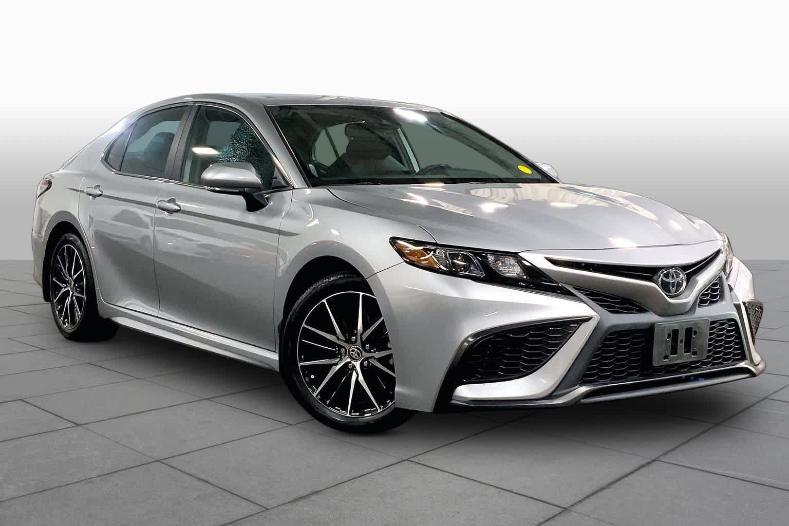 Used 2024 Toyota Camry SE w/ Cold Weather Package AWD/4WD image 3