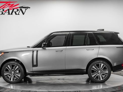 Used 2023 Land Rover Range Rover SE image 2