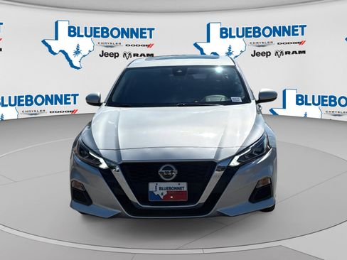 Used 2022 Nissan Altima 2.5 SV w/ SV Premium Package FWD image 2