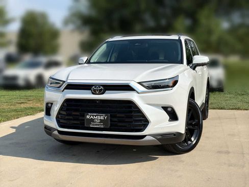 Used 2025 Toyota Grand Highlander AWD image 1