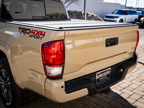 Used 2017 Toyota Tacoma TRD Sport image 19