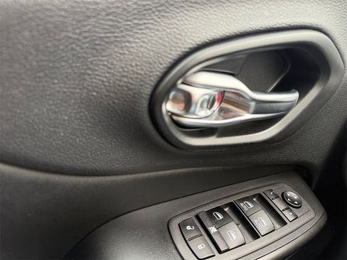 Used 2022 Jeep Cherokee Trailhawk image 28