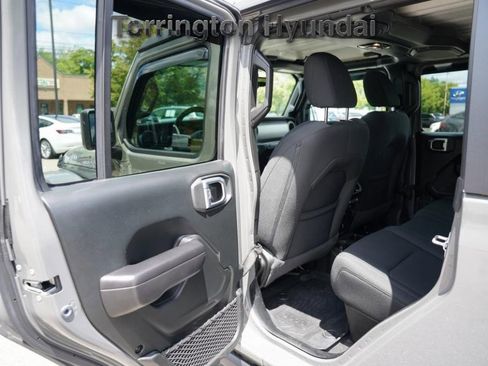 Used 2021 Jeep Gladiator Willys image 15