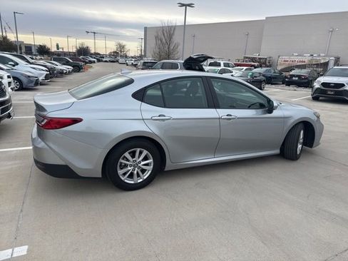 Used 2025 Toyota Camry LE image 3