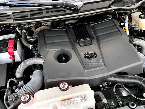 Used 2024 Toyota Tundra Limited w/ Power Package AWD/4WD image 33
