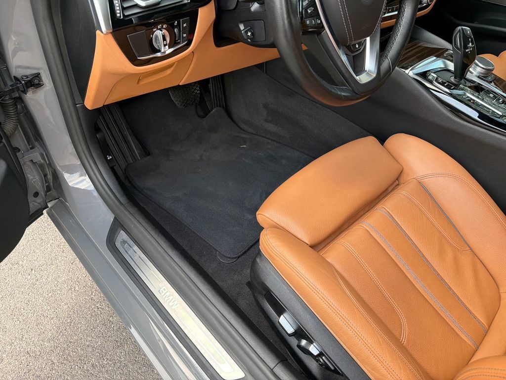 Used 2021 BMW 530i w/ Premium Package RWD image 19