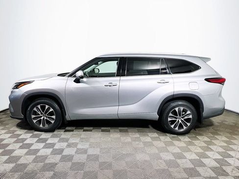 Used 2022 Toyota Highlander XLE AWD/4WD image 4