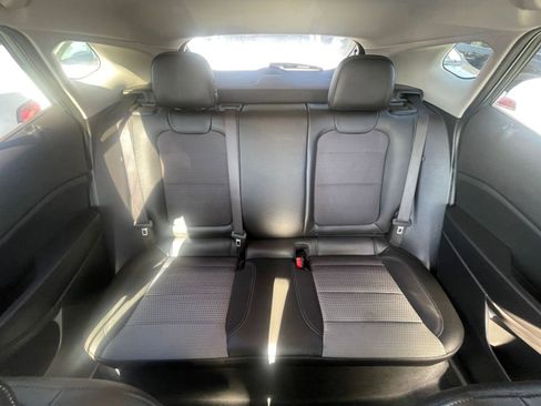 Used 2025 Chevrolet Trax LT image 38