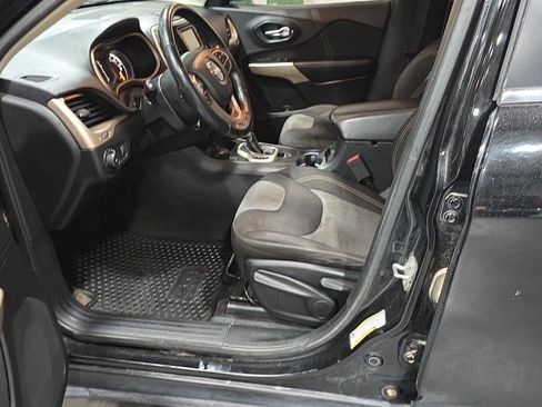 Used 2018 Jeep Cherokee Latitude w/ Cold Weather Group image 8