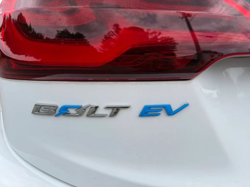 Used 2018 Chevrolet Bolt Premier w/ Driver Confidence II Package FWD image 11