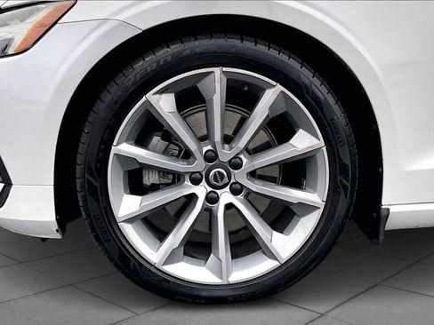 Used 2020 Volvo V60 T5 Momentum image 11