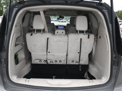 Used 2021 Chrysler Pacifica Touring-L FWD image 17