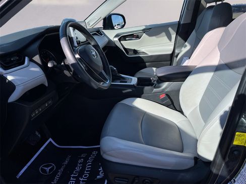 Used 2021 Toyota RAV4 XLE Premium image 9