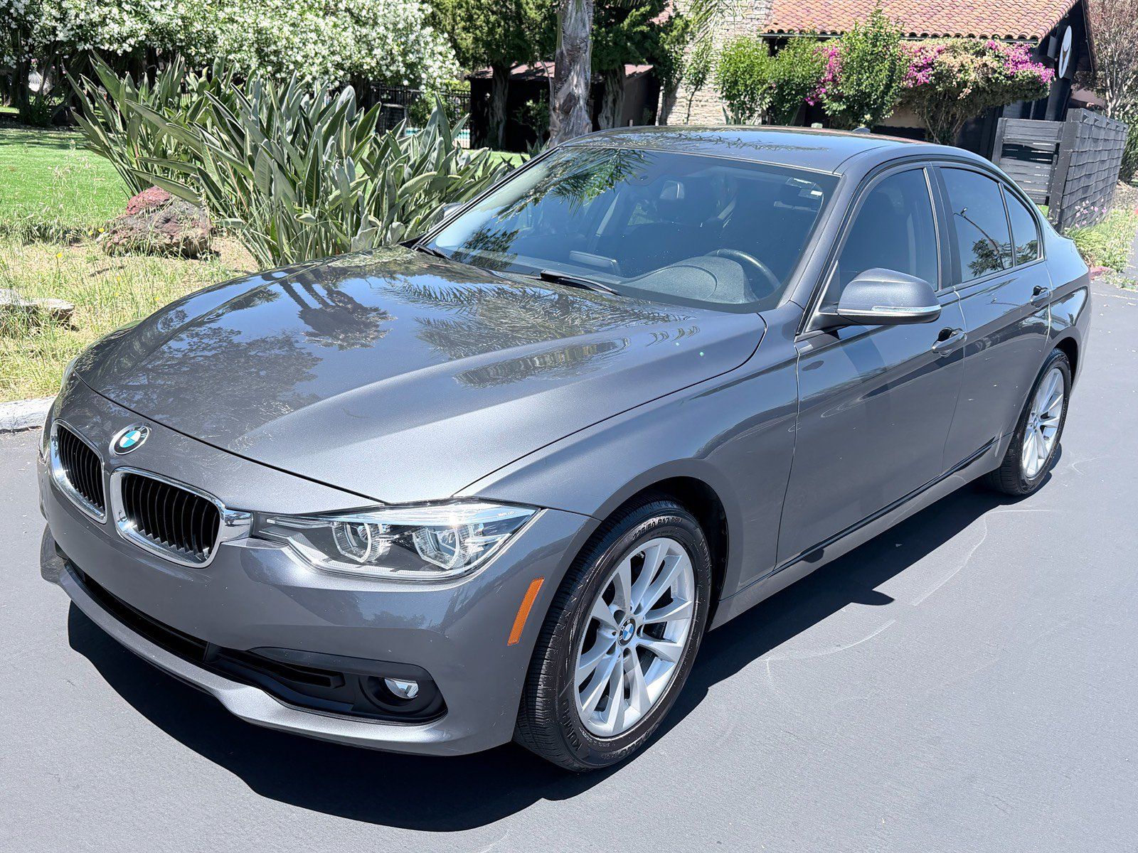 Used 2018 BMW 320i Sedan RWD image 1