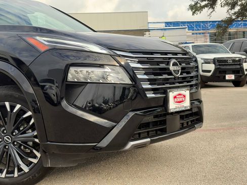 Used 2025 Nissan Rogue Platinum w/ Platinum Premium Package FWD image 3