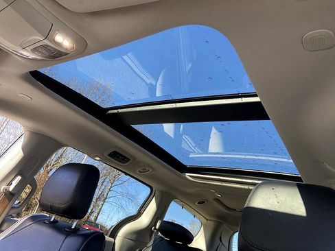 Used 2018 Chrysler Pacifica Limited image 17