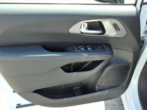 New 2026 Chrysler Pacifica Select image 8