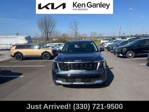 Certified 2024 Kia Sorento S w/ Panoramic Sunroof Package image 2