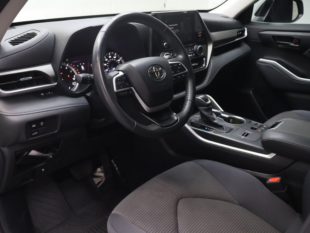 Used 2024 Toyota Highlander LE FWD image 18
