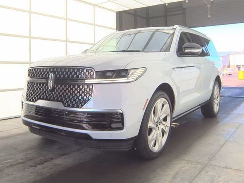 Used 2025 Lincoln Navigator Reserve AWD/4WD image 2
