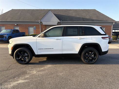 New 2025 Jeep Grand Cherokee Limited w/ Black Appearance Package image 9