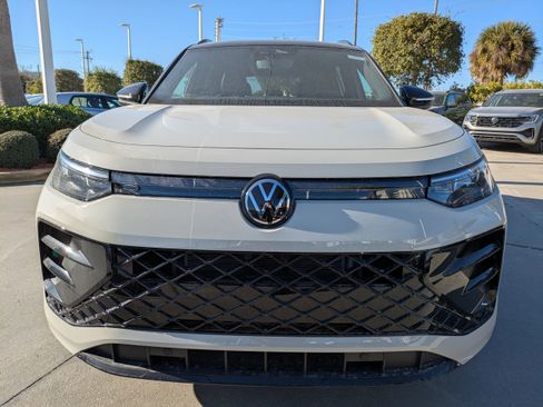 New 2026 Volkswagen Tiguan SE R-Line FWD image 9