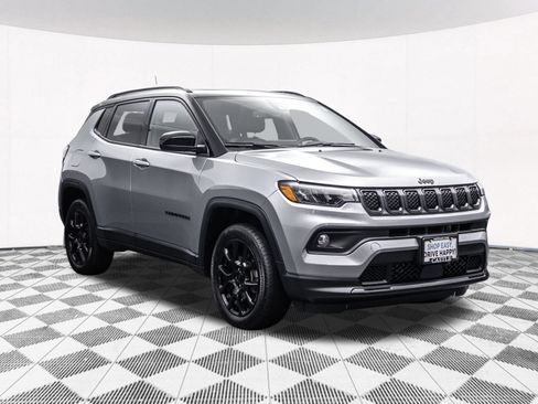 Used 2023 Jeep Compass Latitude w/ Sun and Sound Group AWD/4WD image 12