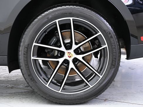 Used 2025 Porsche Macan image 16