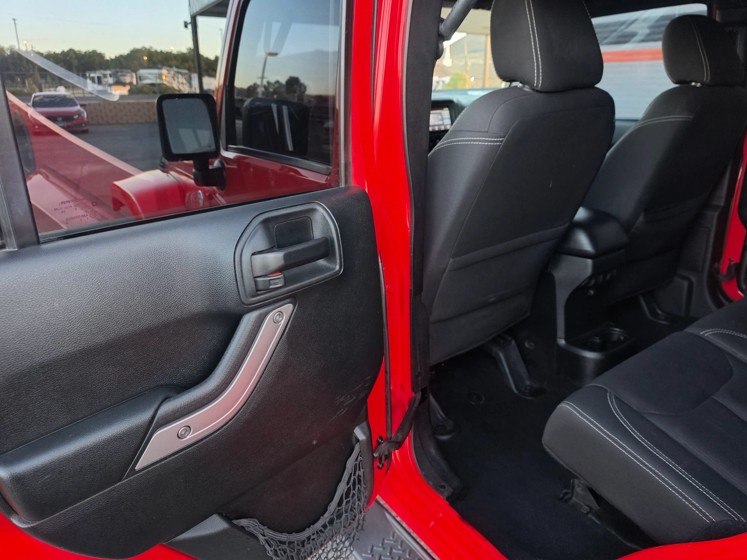 Used 2018 Jeep Wrangler Unlimited Sahara AWD/4WD image 17