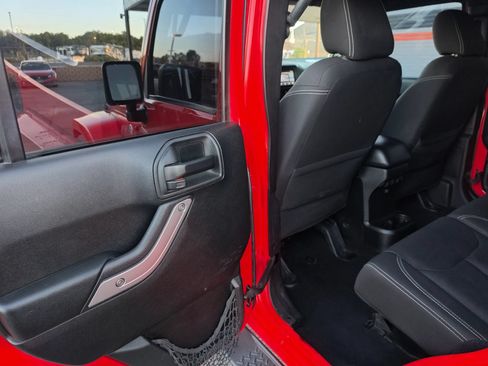 Used 2018 Jeep Wrangler Unlimited Sahara AWD/4WD image 17