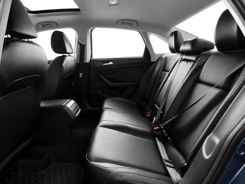 Used 2019 Volkswagen Jetta SE w/ Cold Weather Package FWD image 17