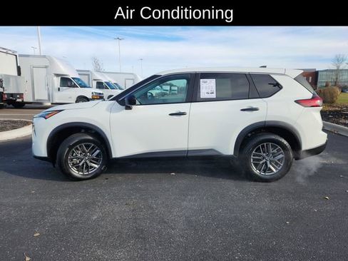 Used 2024 Nissan Rogue S image 4