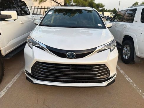 Used 2022 Toyota Sienna Platinum FWD image 2