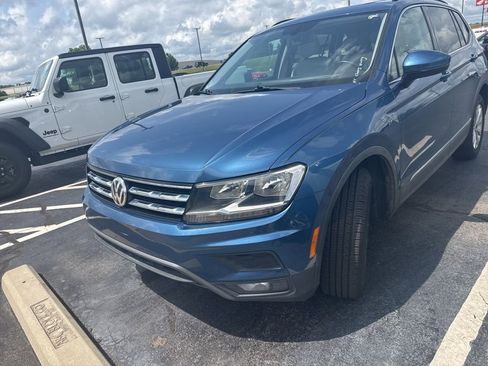 Used 2018 Volkswagen Tiguan SE w/ Panoramic Sunroof Package FWD image 1