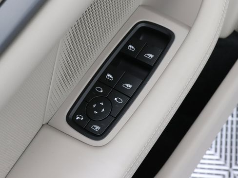 Used 2025 Porsche Taycan image 27